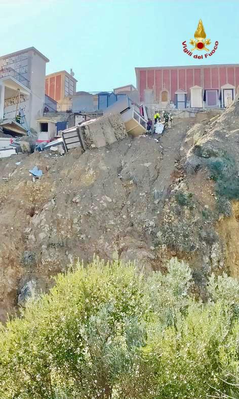 I VIGILI DEL FUOCO HANNO CONCLUSO LA PRIMA FASE DI RECUPERO DELLE CASSE E MESSA IN SICUREZZA DEL CIMITERO DI MINEO