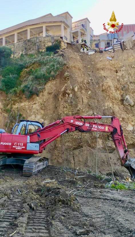 I VIGILI DEL FUOCO HANNO CONCLUSO LA PRIMA FASE DI RECUPERO DELLE CASSE E MESSA IN SICUREZZA DEL CIMITERO DI MINEO