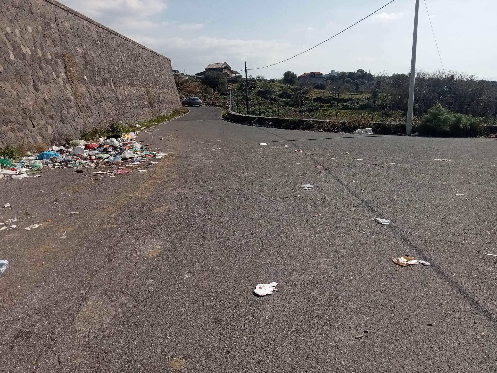 DISCARICA A CIELO APERTO IN CONTRADA SCHETTINO (LE FOTO-SEGNALAZIONI)