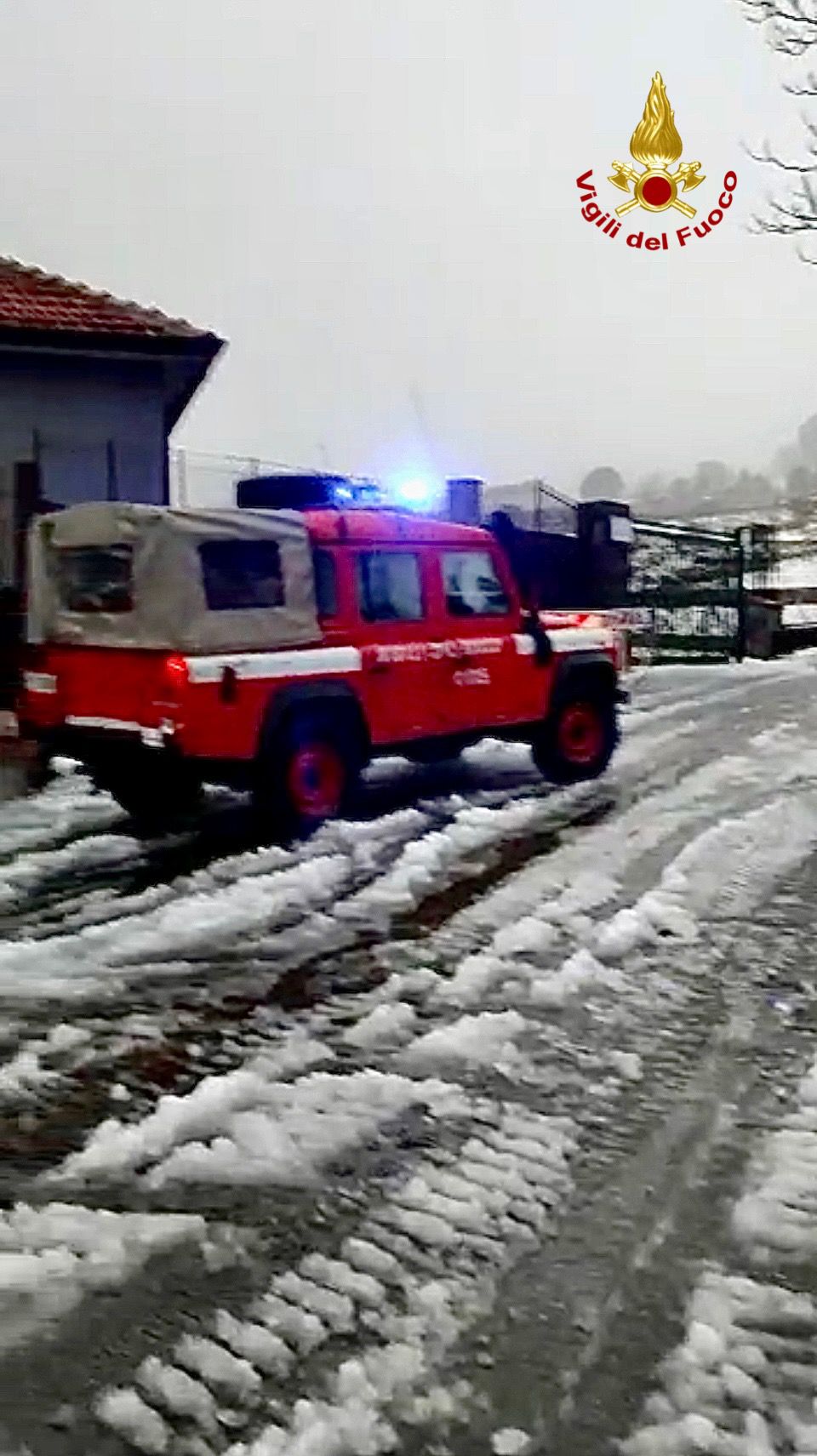 FORTE NEVICATA IN CORSO SULL'ETNA: FAMIGLIE E AUTOMOBILISTI BLOCCATI E SALVATI