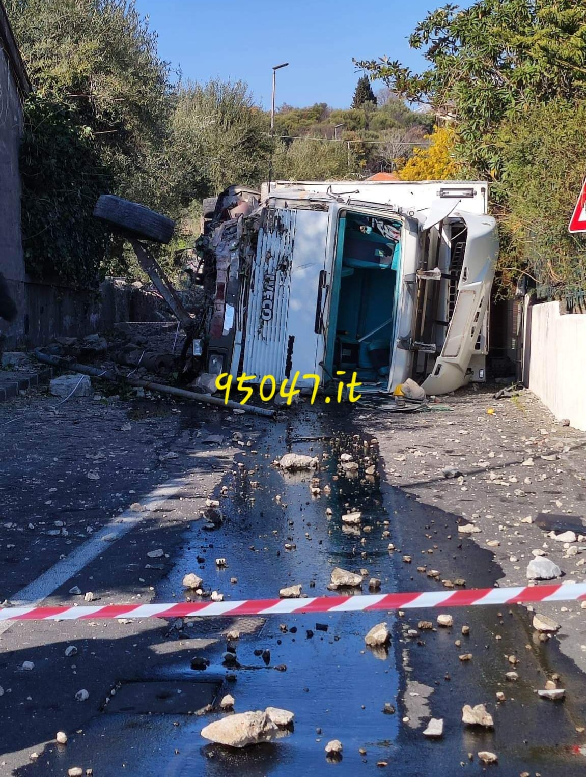 RAGALNA: AUTOCARRO SI RIBALTA. ILLESO IL CONDUCENTE