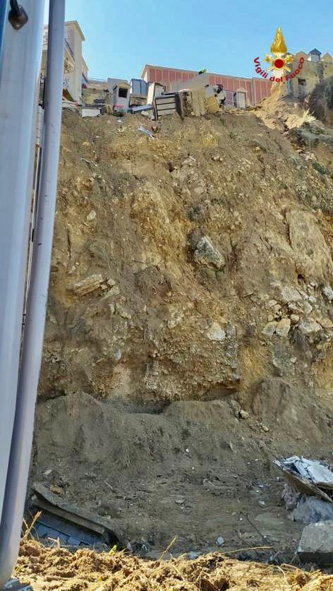 I VIGILI DEL FUOCO HANNO CONCLUSO LA PRIMA FASE DI RECUPERO DELLE CASSE E MESSA IN SICUREZZA DEL CIMITERO DI MINEO