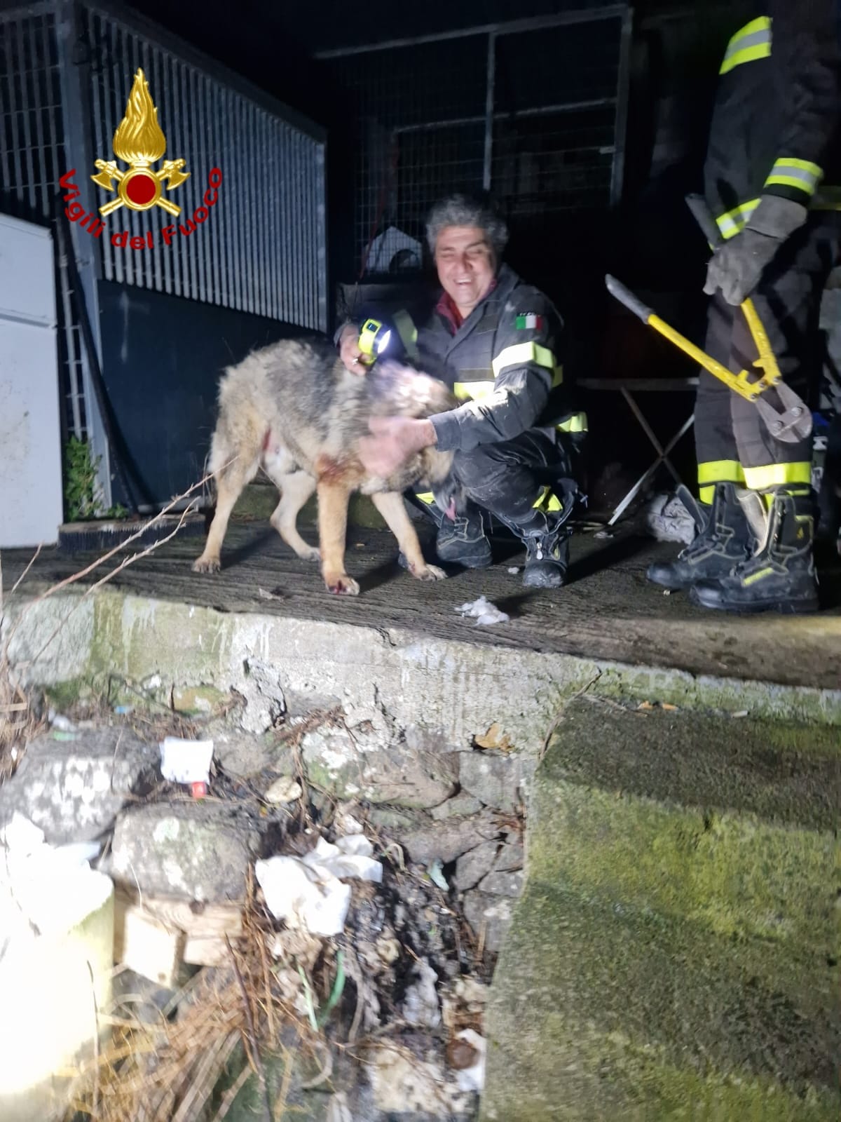 CATANIA, PASTORE TEDESCO CADE E RESTA INCASTRATO, SALVATO DAI VIGILI DEL FUOCO