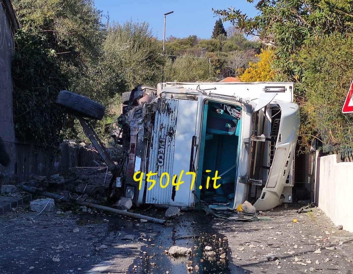 RAGALNA: AUTOCARRO SI RIBALTA. ILLESO IL CONDUCENTE