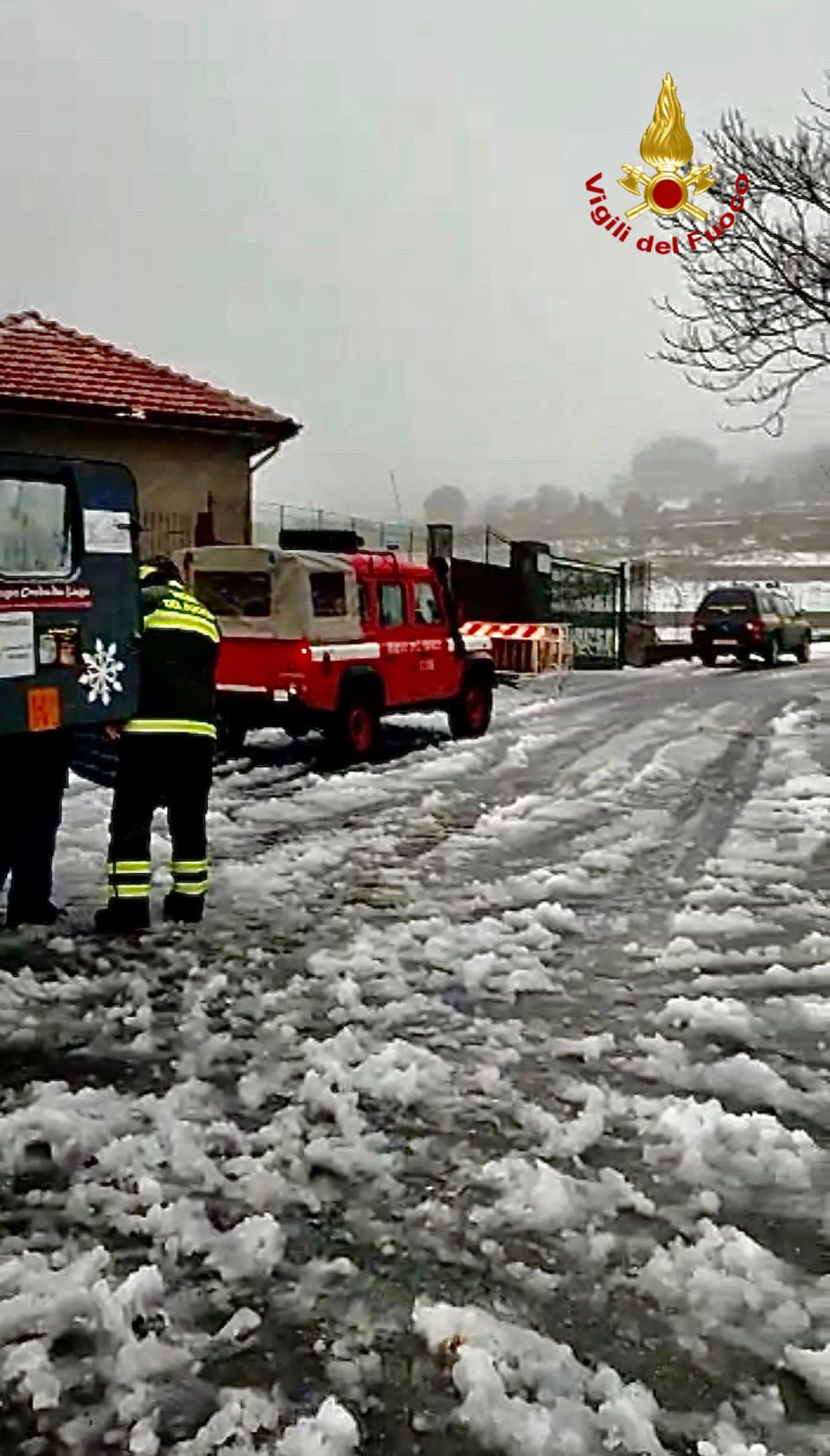 FORTE NEVICATA IN CORSO SULL'ETNA: FAMIGLIE E AUTOMOBILISTI BLOCCATI E SALVATI