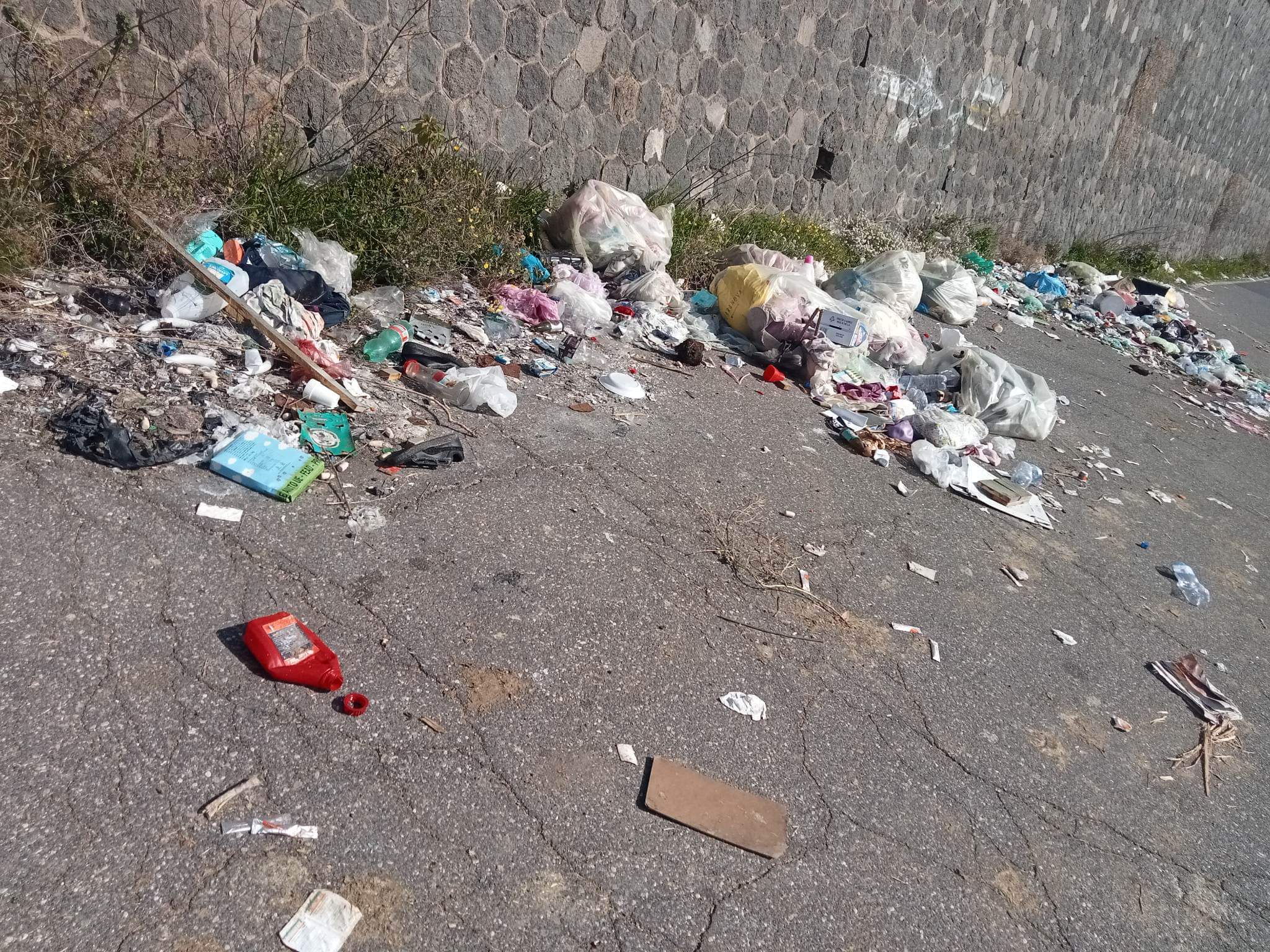 DISCARICA A CIELO APERTO IN CONTRADA SCHETTINO (LE FOTO-SEGNALAZIONI)