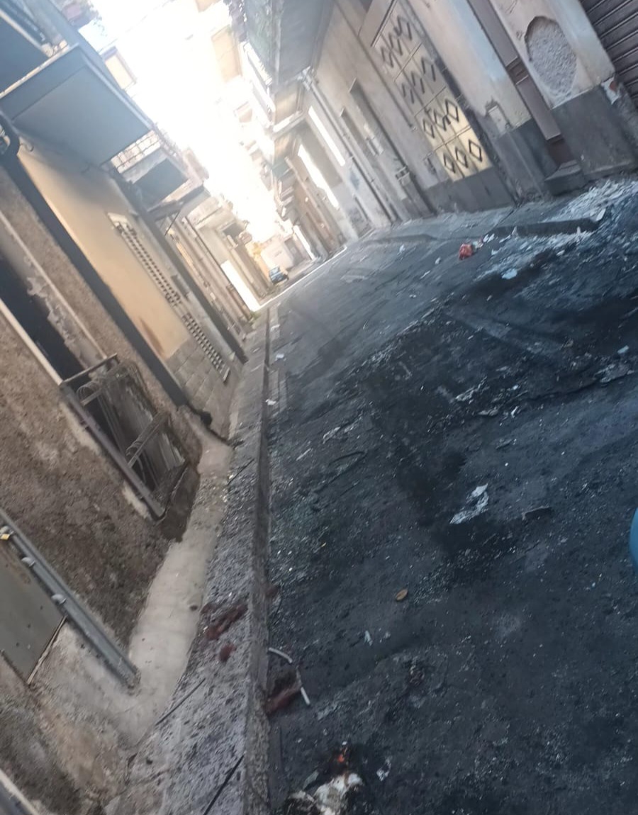 PATERNO’: NELLA NOTTE A FUOCO UN’AUTO A GPL: LE FIAMME LAMBISCONO LE ABITAZIONI