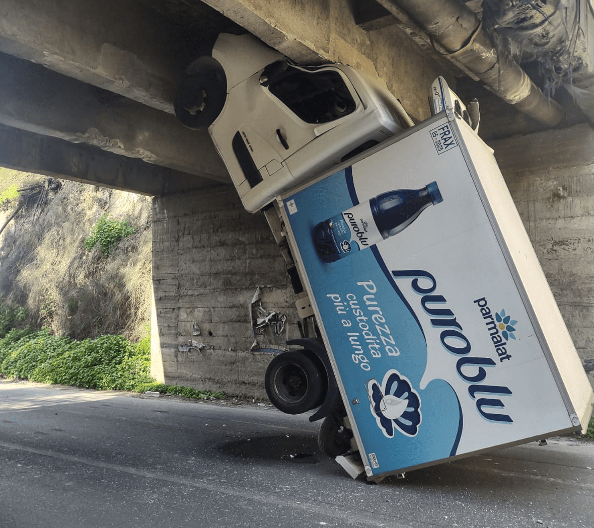 GRAVE INCIDENTE NEL RAGUSANO. CAMION SBATTE CONTRO UN PONTE
