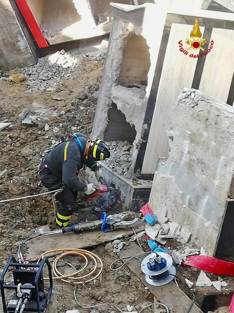 I VIGILI DEL FUOCO HANNO CONCLUSO LA PRIMA FASE DI RECUPERO DELLE CASSE E MESSA IN SICUREZZA DEL CIMITERO DI MINEO