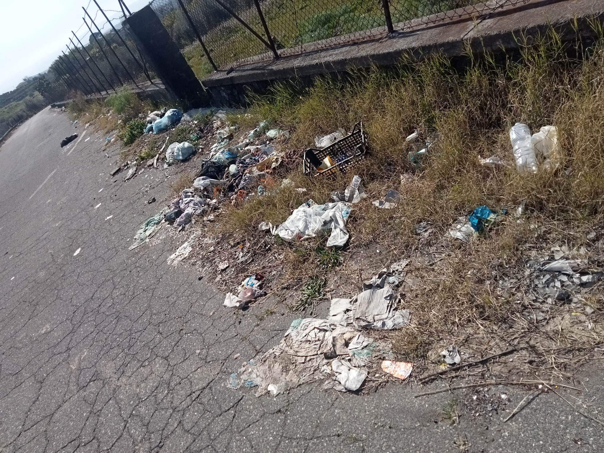 DISCARICA A CIELO APERTO IN CONTRADA SCHETTINO (LE FOTO-SEGNALAZIONI)