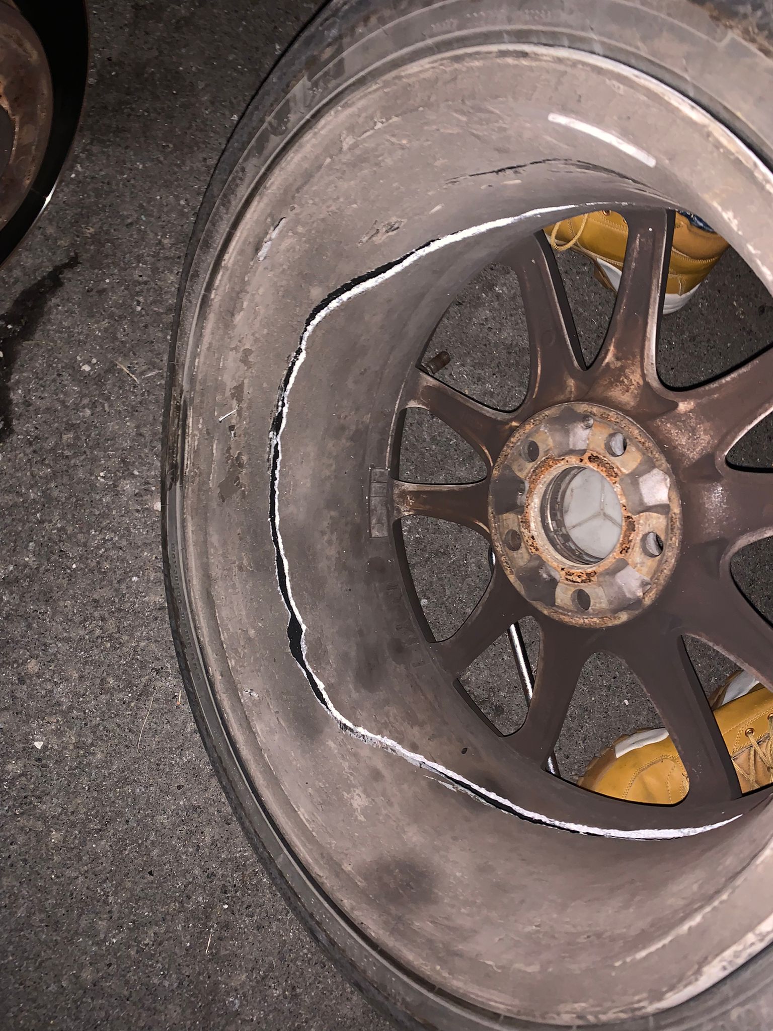 BUCHE SULLA SS121 STRAGE DI GOMME E CERCHI