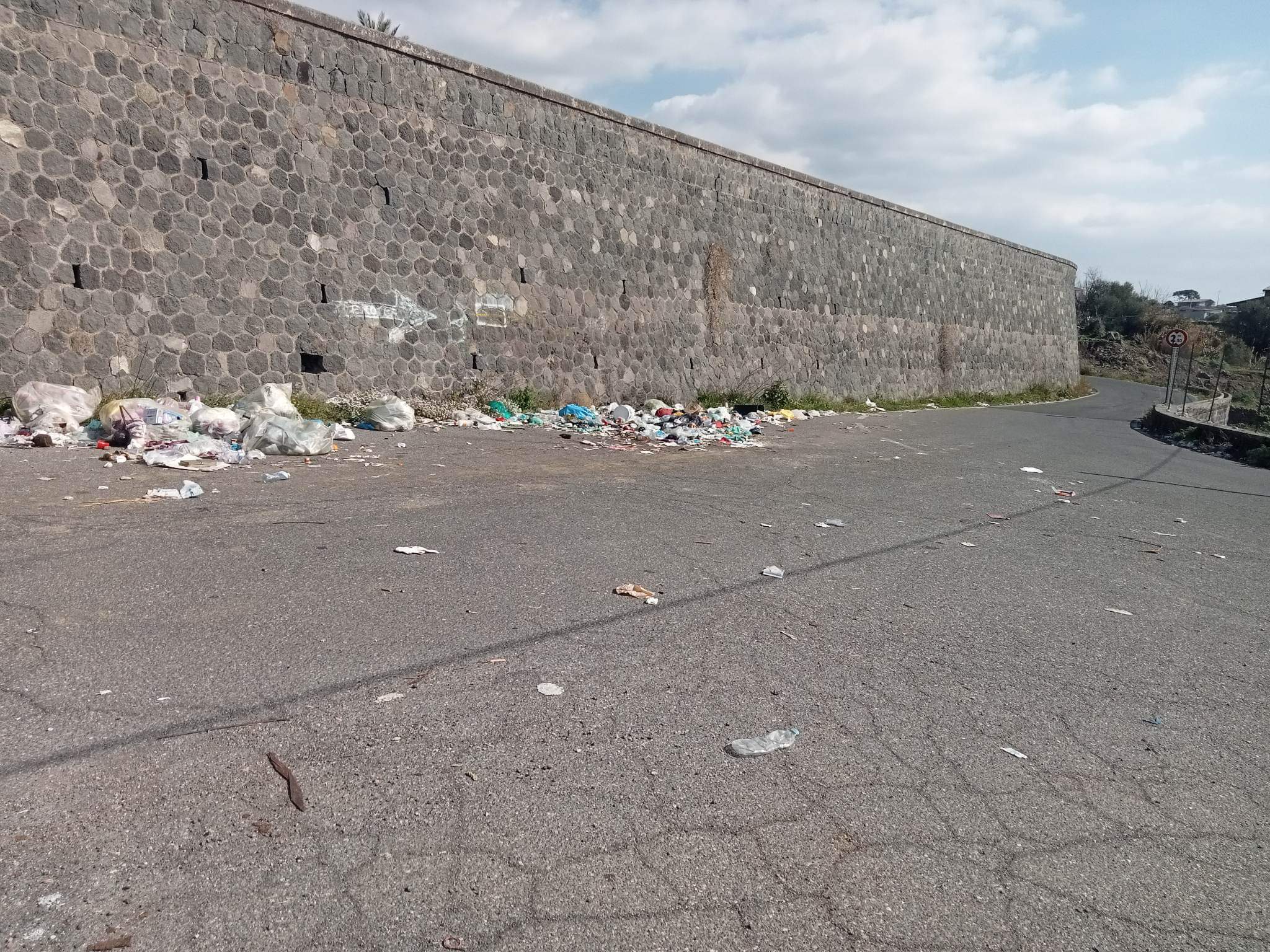 DISCARICA A CIELO APERTO IN CONTRADA SCHETTINO (LE FOTO-SEGNALAZIONI)