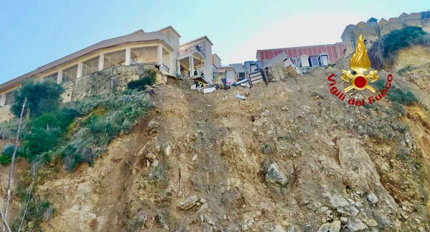 I VIGILI DEL FUOCO HANNO CONCLUSO LA PRIMA FASE DI RECUPERO DELLE CASSE E MESSA IN SICUREZZA DEL CIMITERO DI MINEO