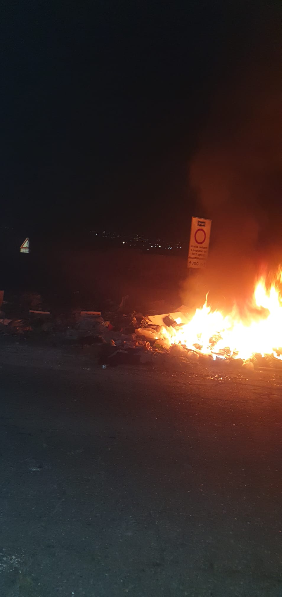 PATERNO'. FIAMME A SAN MARCO: A FUOCO RIFIUTI ABBANDONATI