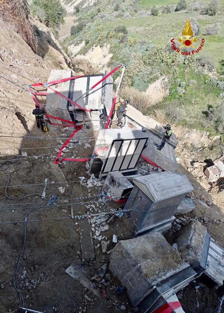 I VIGILI DEL FUOCO HANNO CONCLUSO LA PRIMA FASE DI RECUPERO DELLE CASSE E MESSA IN SICUREZZA DEL CIMITERO DI MINEO