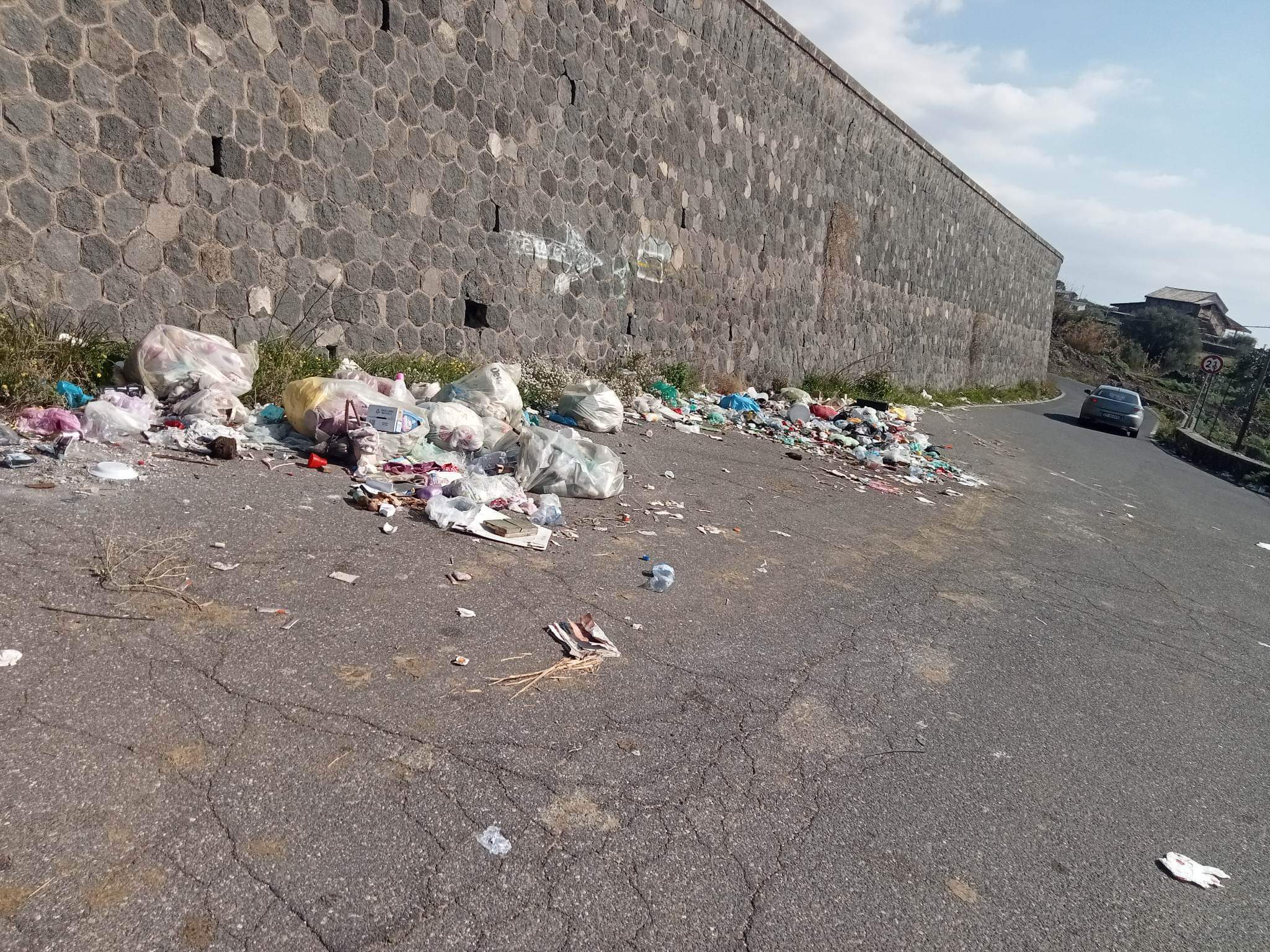 DISCARICA A CIELO APERTO IN CONTRADA SCHETTINO (LE FOTO-SEGNALAZIONI)