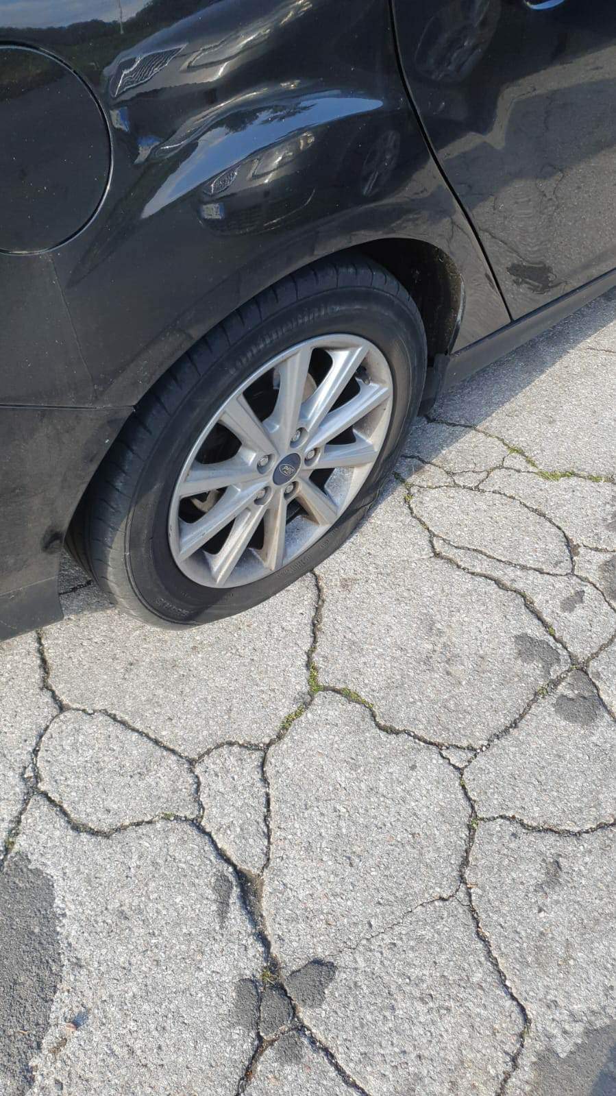 BUCHE SULLA SS121 STRAGE DI GOMME E CERCHI