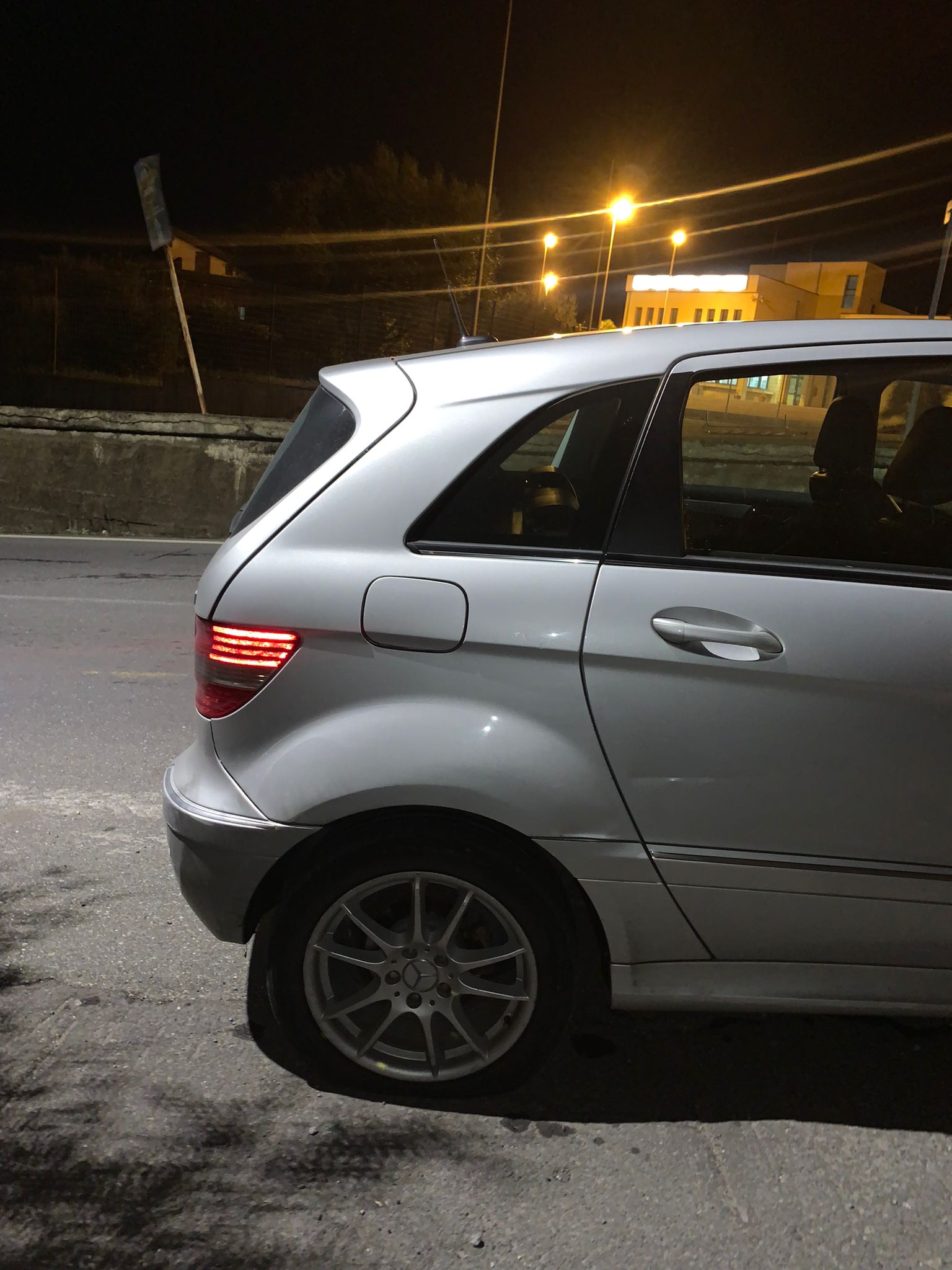 BUCHE SULLA SS121 STRAGE DI GOMME E CERCHI