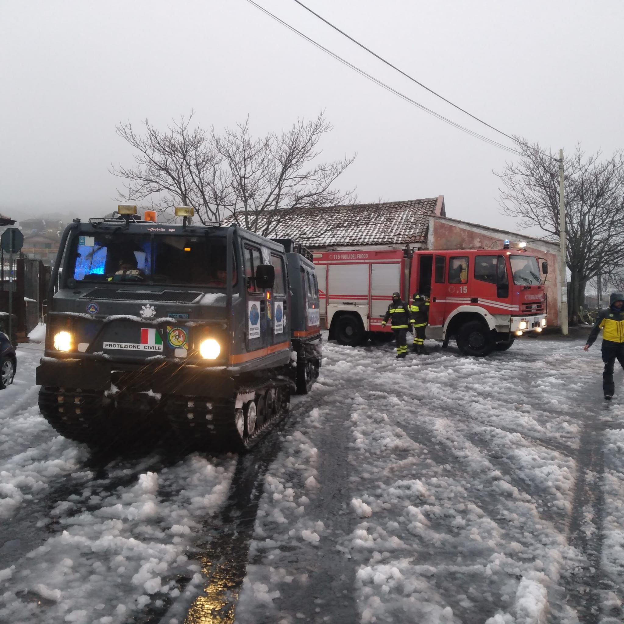 FORTE NEVICATA IN CORSO SULL'ETNA: FAMIGLIE E AUTOMOBILISTI BLOCCATI E SALVATI