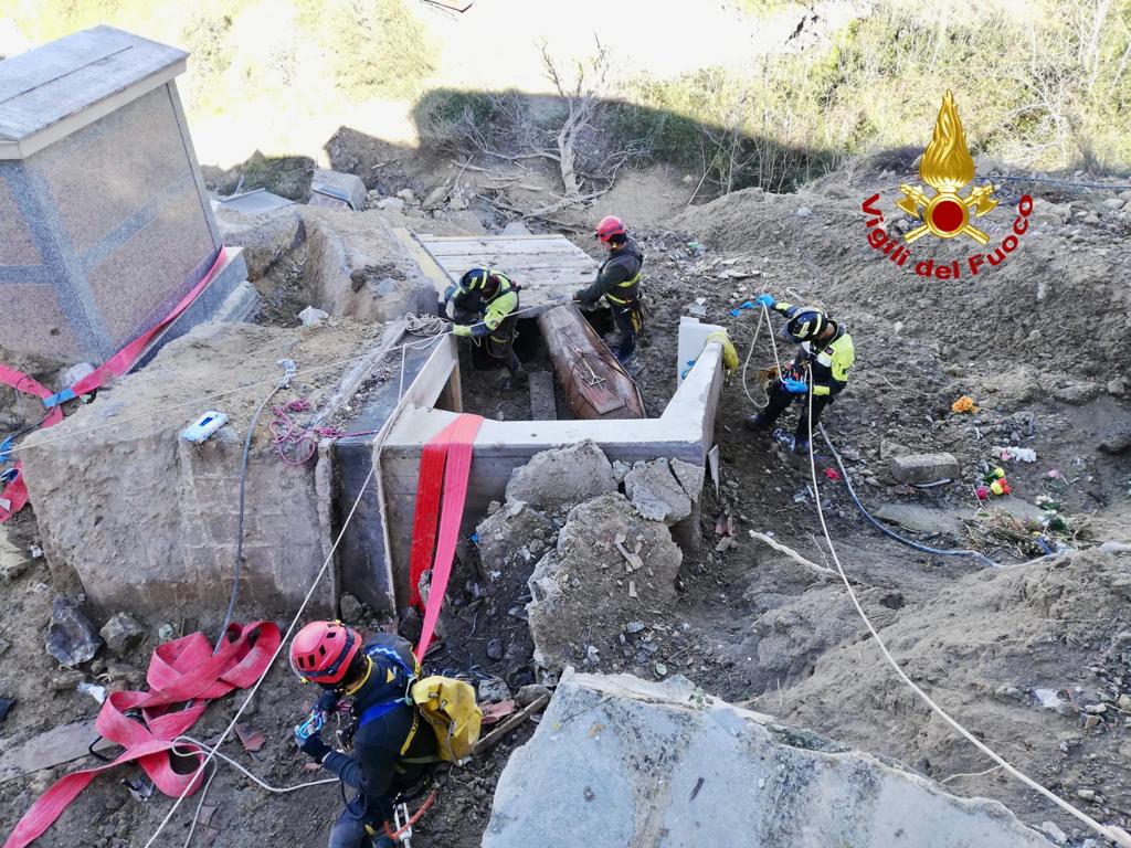 I VIGILI DEL FUOCO HANNO CONCLUSO LA PRIMA FASE DI RECUPERO DELLE CASSE E MESSA IN SICUREZZA DEL CIMITERO DI MINEO