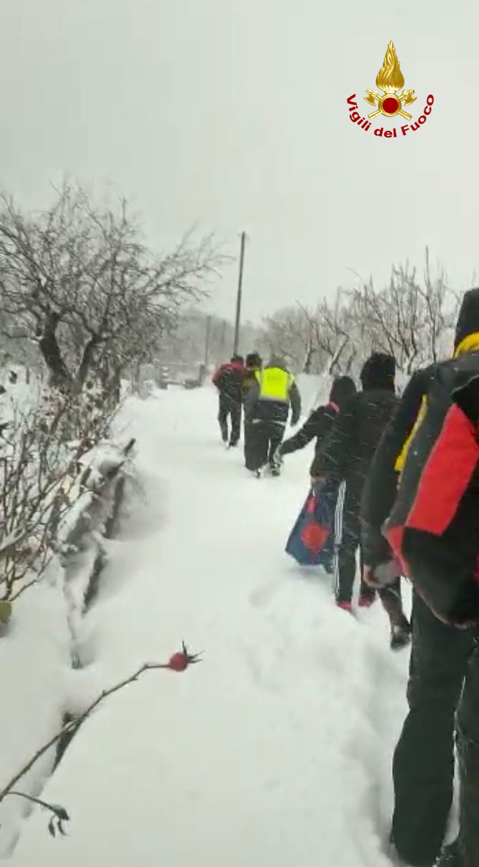 FORTE NEVICATA IN CORSO SULL'ETNA: FAMIGLIE E AUTOMOBILISTI BLOCCATI E SALVATI