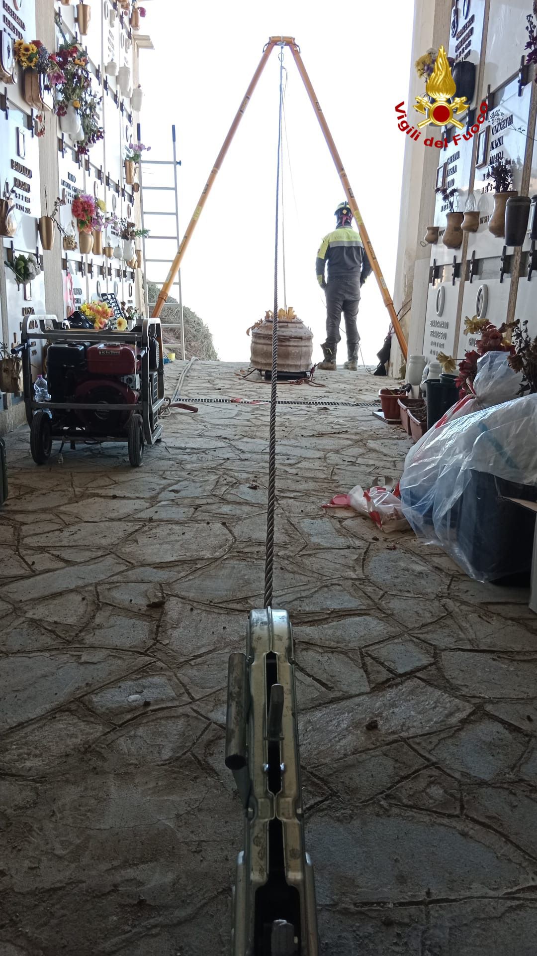 I VIGILI DEL FUOCO HANNO CONCLUSO LA PRIMA FASE DI RECUPERO DELLE CASSE E MESSA IN SICUREZZA DEL CIMITERO DI MINEO