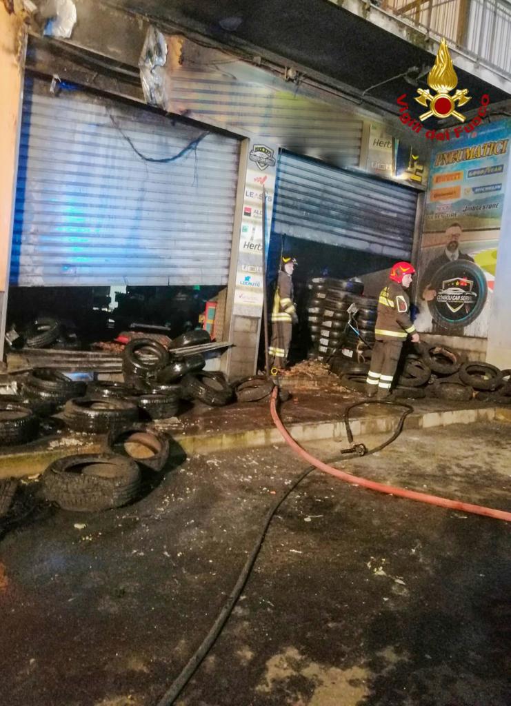 INCENDIO IERI SERA IN UN’OFFICINA DI PNEUMATICI DI CATANIA. EVACUATI DIVERSI APPARTAMENTI