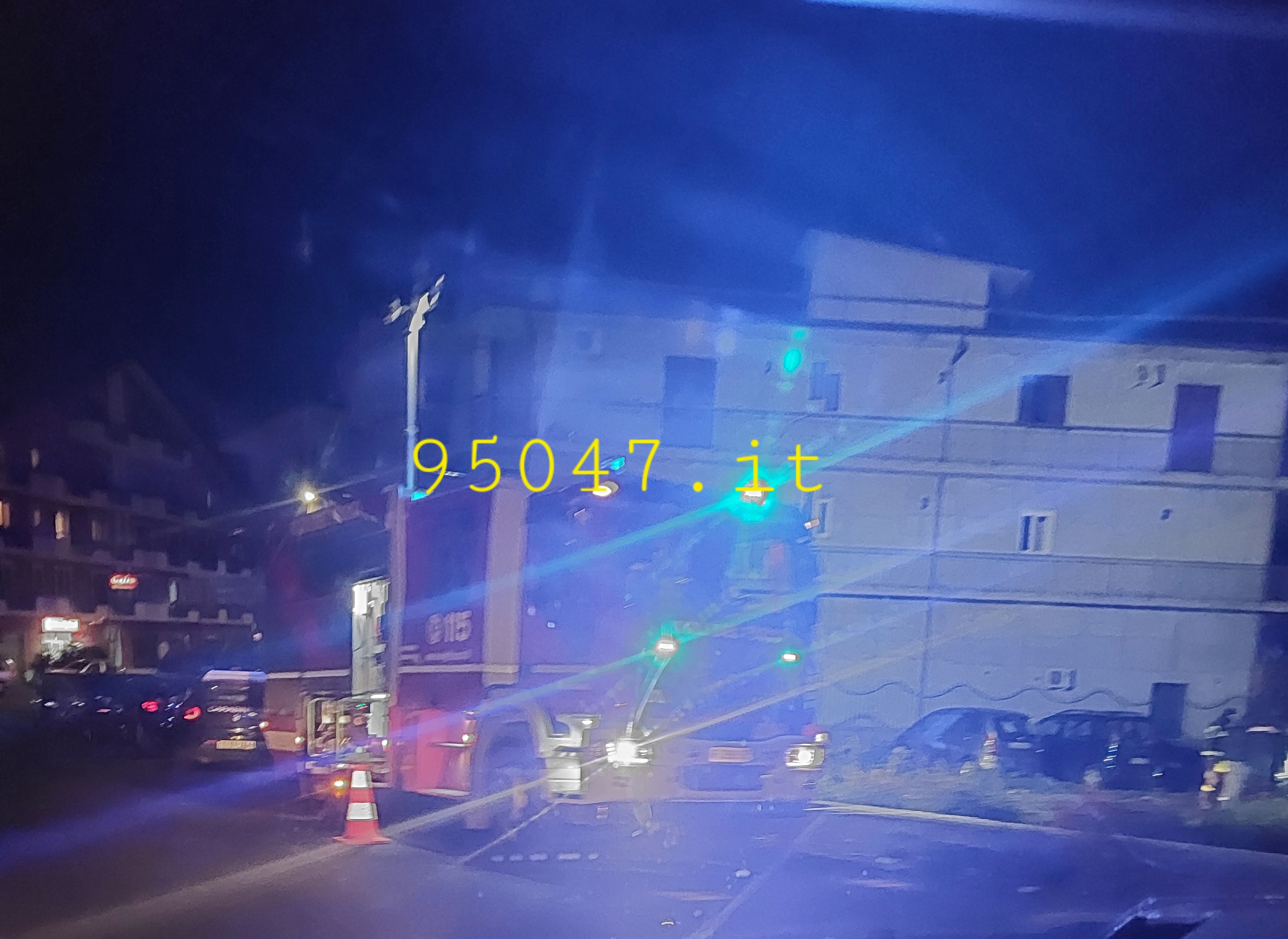 PATERNÒ, fiamme a un'auto in sosta. Indagano i Carabinieri