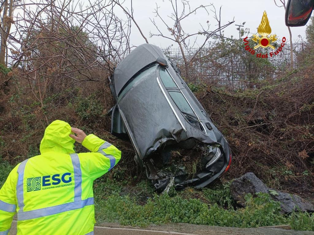 GRAVE INCIDENTE SULLA CATANIA MESSINA, L’AUTO FINISCE FUORI STRADA E RESTA IN BILICO. FERITO CONDUCENTE