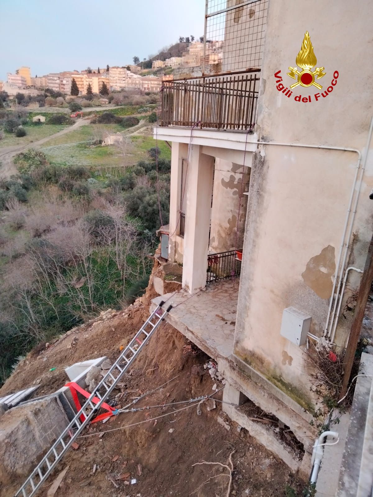 I VIGILI DEL FUOCO HANNO CONCLUSO LA PRIMA FASE DI RECUPERO DELLE CASSE E MESSA IN SICUREZZA DEL CIMITERO DI MINEO