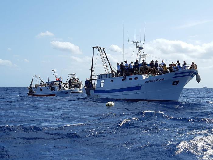 BARCONE SI SPEZZA IN MARE DAVANTI ALLE COSTE DI CROTONE: BILANCIO PROVVISORIO 40 MORTI, SI CERCANO I DISPERSI. TRA LE VITTIME MOLTI BAMBINI