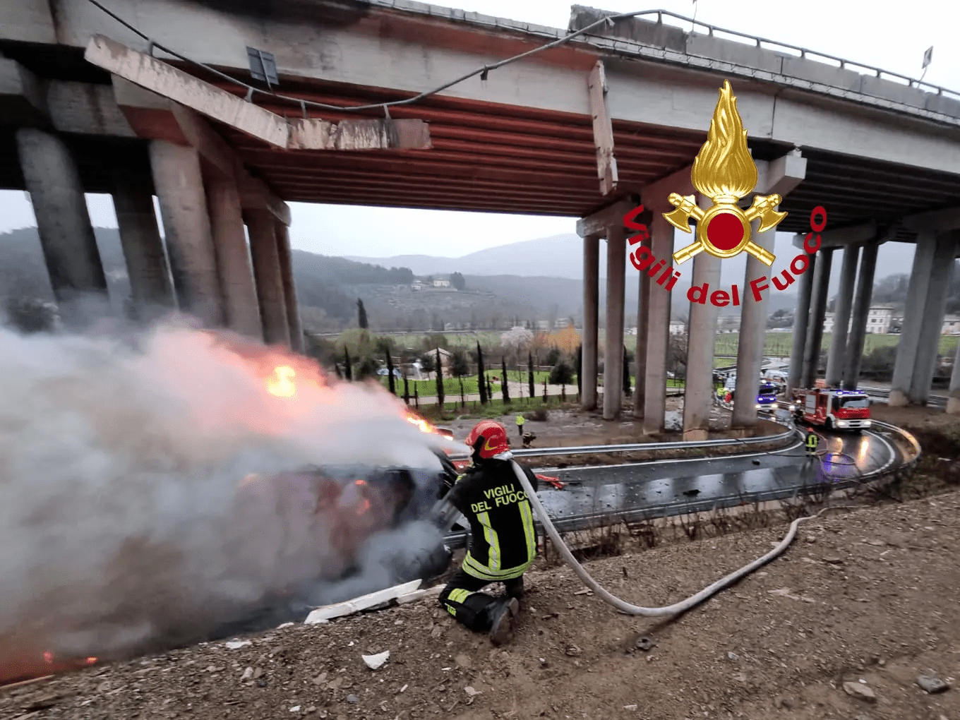TIR PRECIPITA DAL VIADOTTO DELLA A1 E PRENDE FUOCO, MORTO L’AUTISTA