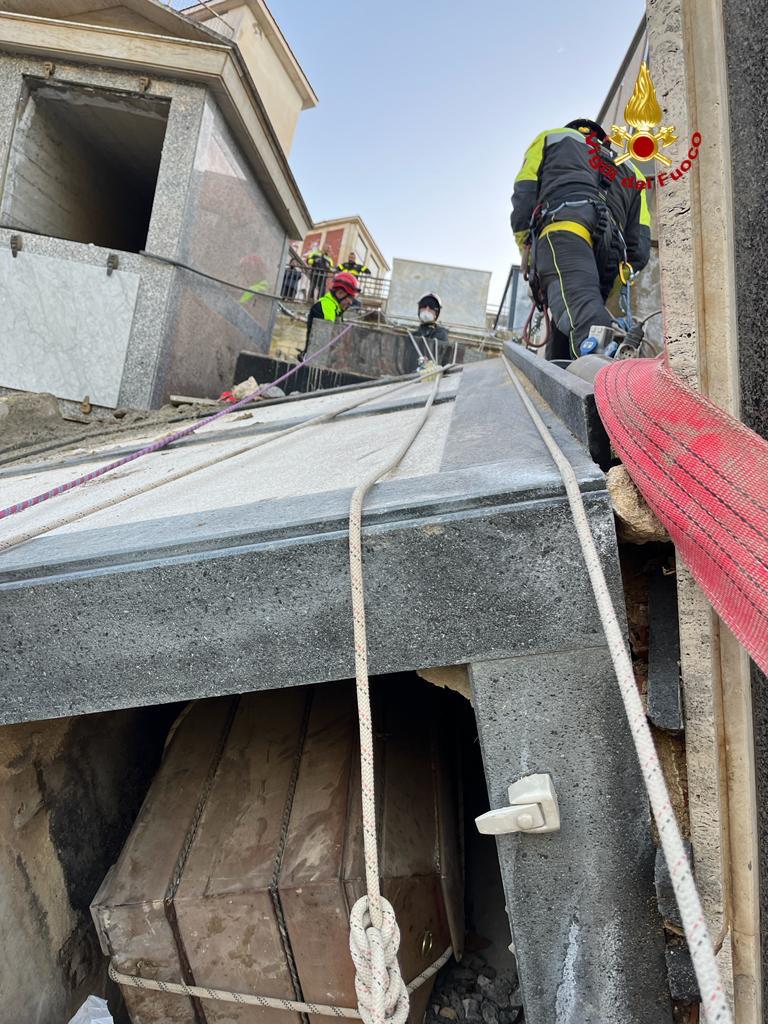 I VIGILI DEL FUOCO HANNO CONCLUSO LA PRIMA FASE DI RECUPERO DELLE CASSE E MESSA IN SICUREZZA DEL CIMITERO DI MINEO