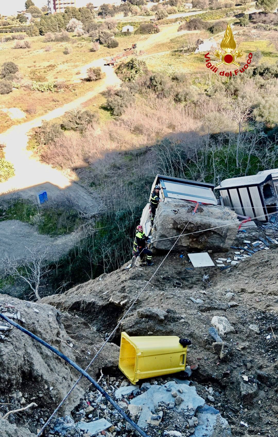 I VIGILI DEL FUOCO HANNO CONCLUSO LA PRIMA FASE DI RECUPERO DELLE CASSE E MESSA IN SICUREZZA DEL CIMITERO DI MINEO