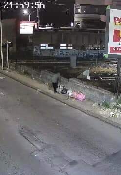 PATERNO’: “BECCATI” ZOZZONI, A SCALILLI RINVENUTI PARECCHI SACCHI ABBANDONATI DI UNA “NOTA” PALESTRA