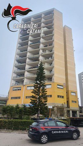 CATANIA. PALAZZO DI 15 PIANI ALLACCIATO ABUSIVAMENTE ALLA RETE ELETTRICA: 78 DENUNCE