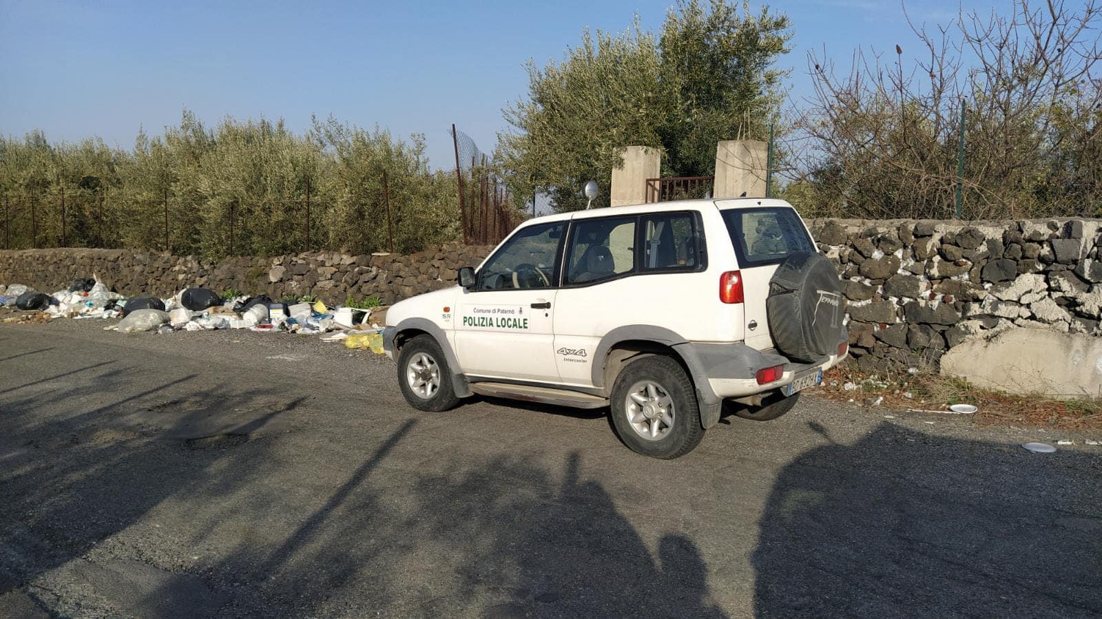 PATERNO’: “BECCATI” ZOZZONI, A SCALILLI RINVENUTI PARECCHI SACCHI ABBANDONATI DI UNA “NOTA” PALESTRA