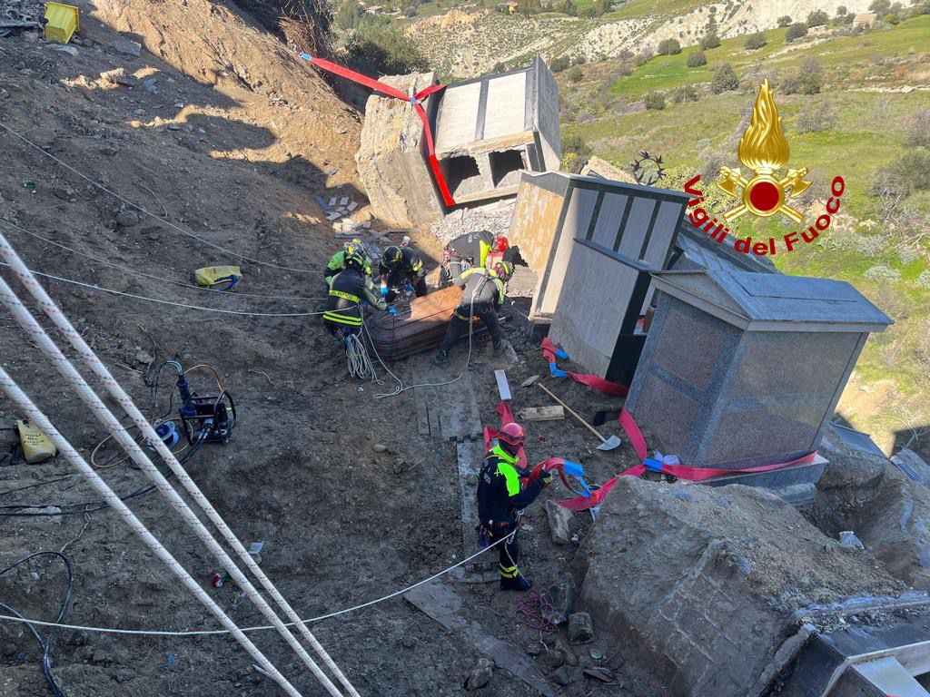 I VIGILI DEL FUOCO HANNO CONCLUSO LA PRIMA FASE DI RECUPERO DELLE CASSE E MESSA IN SICUREZZA DEL CIMITERO DI MINEO