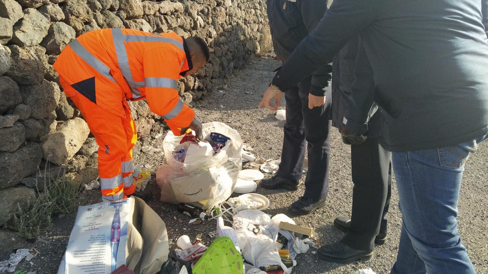 PATERNO’: “BECCATI” ZOZZONI, A SCALILLI RINVENUTI PARECCHI SACCHI ABBANDONATI DI UNA “NOTA” PALESTRA