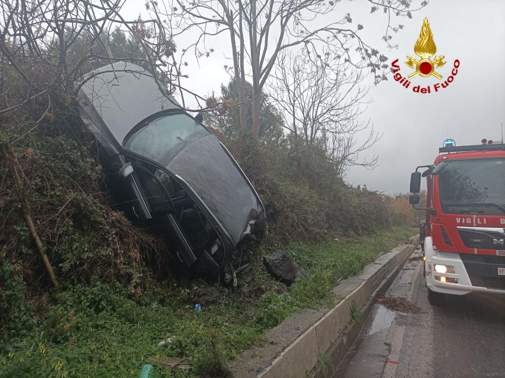 GRAVE INCIDENTE SULLA CATANIA MESSINA, L’AUTO FINISCE FUORI STRADA E RESTA IN BILICO. FERITO CONDUCENTE