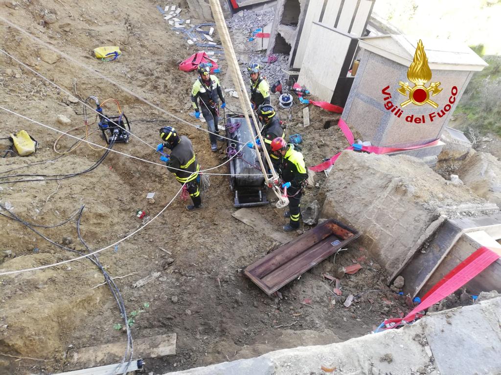 I VIGILI DEL FUOCO HANNO CONCLUSO LA PRIMA FASE DI RECUPERO DELLE CASSE E MESSA IN SICUREZZA DEL CIMITERO DI MINEO