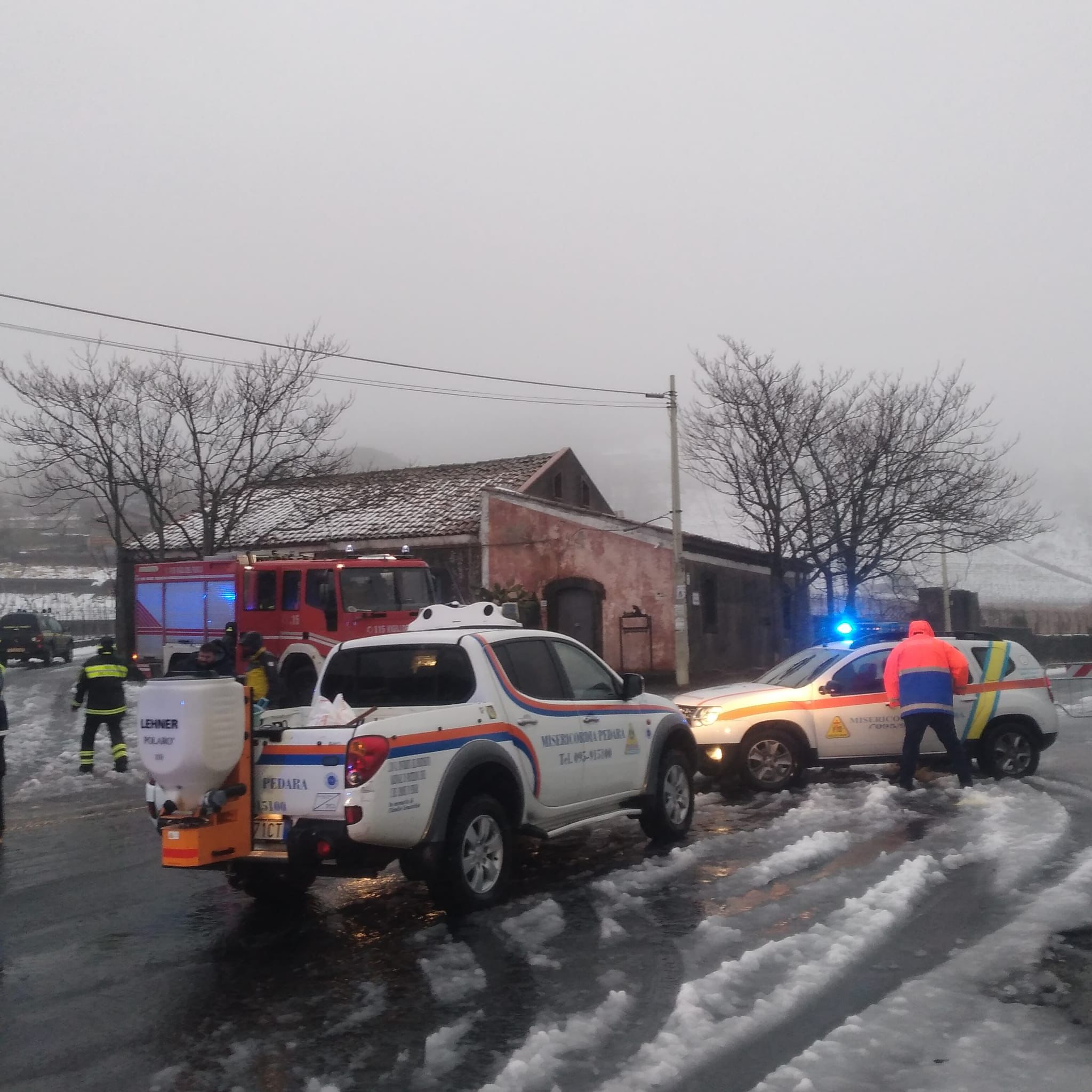 FORTE NEVICATA IN CORSO SULL'ETNA: FAMIGLIE E AUTOMOBILISTI BLOCCATI E SALVATI