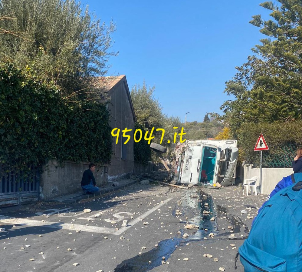 RAGALNA: AUTOCARRO SI RIBALTA. ILLESO IL CONDUCENTE