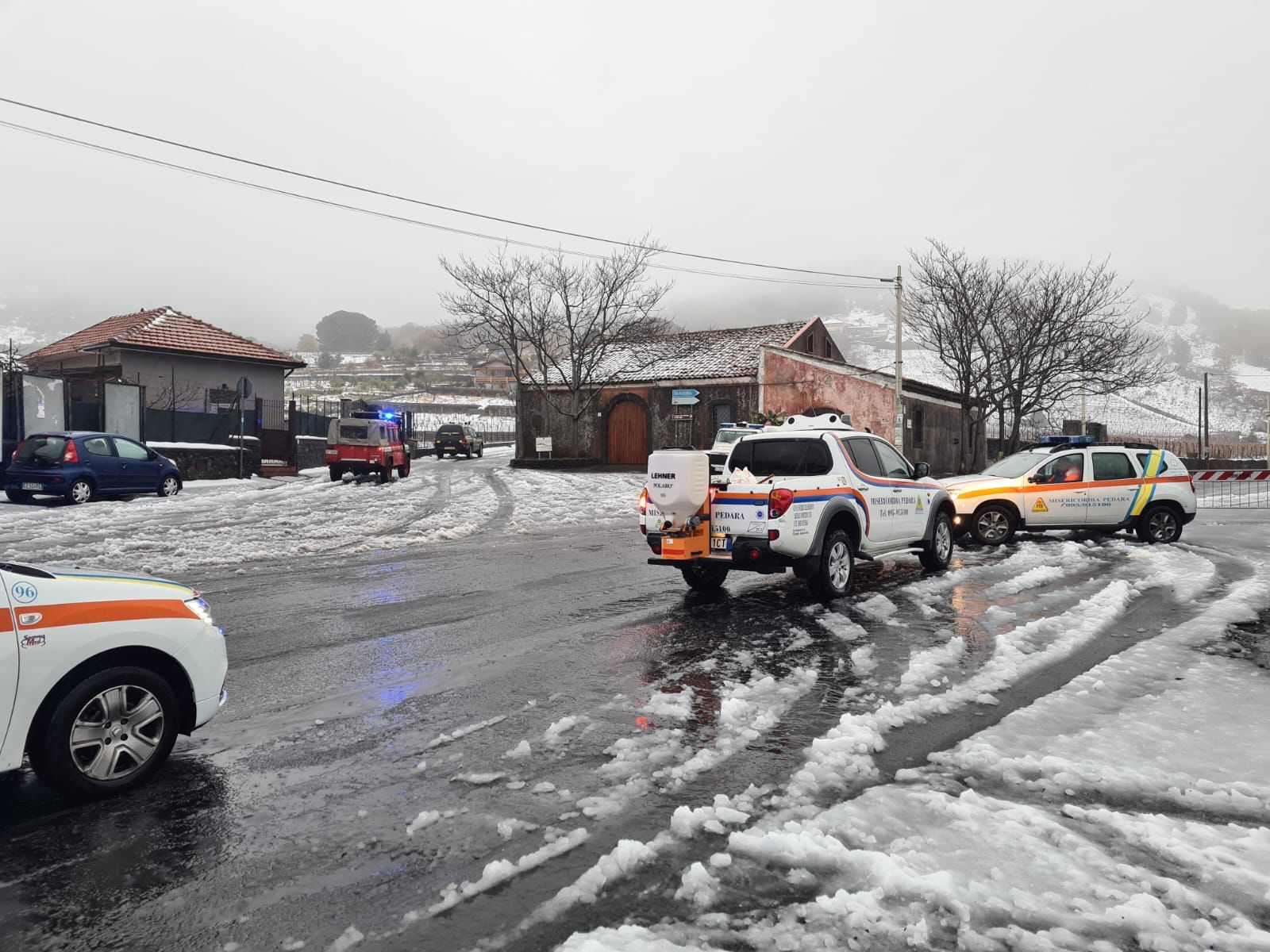 FORTE NEVICATA IN CORSO SULL'ETNA: FAMIGLIE E AUTOMOBILISTI BLOCCATI E SALVATI