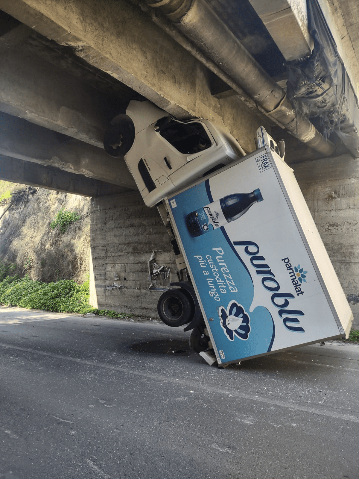 GRAVE INCIDENTE NEL RAGUSANO. CAMION SBATTE CONTRO UN PONTE