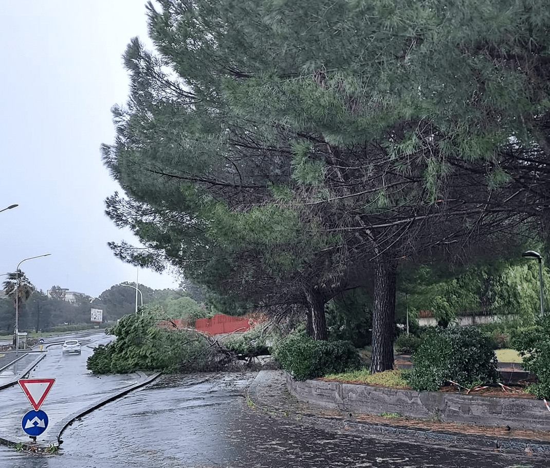 LA SICILIA È NEL VORTICE DEL CICLONE HELIOS, FORTE VENTO E DANNI PURE A PATERNO'