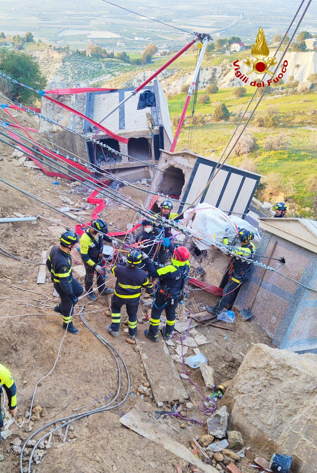 I VIGILI DEL FUOCO HANNO CONCLUSO LA PRIMA FASE DI RECUPERO DELLE CASSE E MESSA IN SICUREZZA DEL CIMITERO DI MINEO