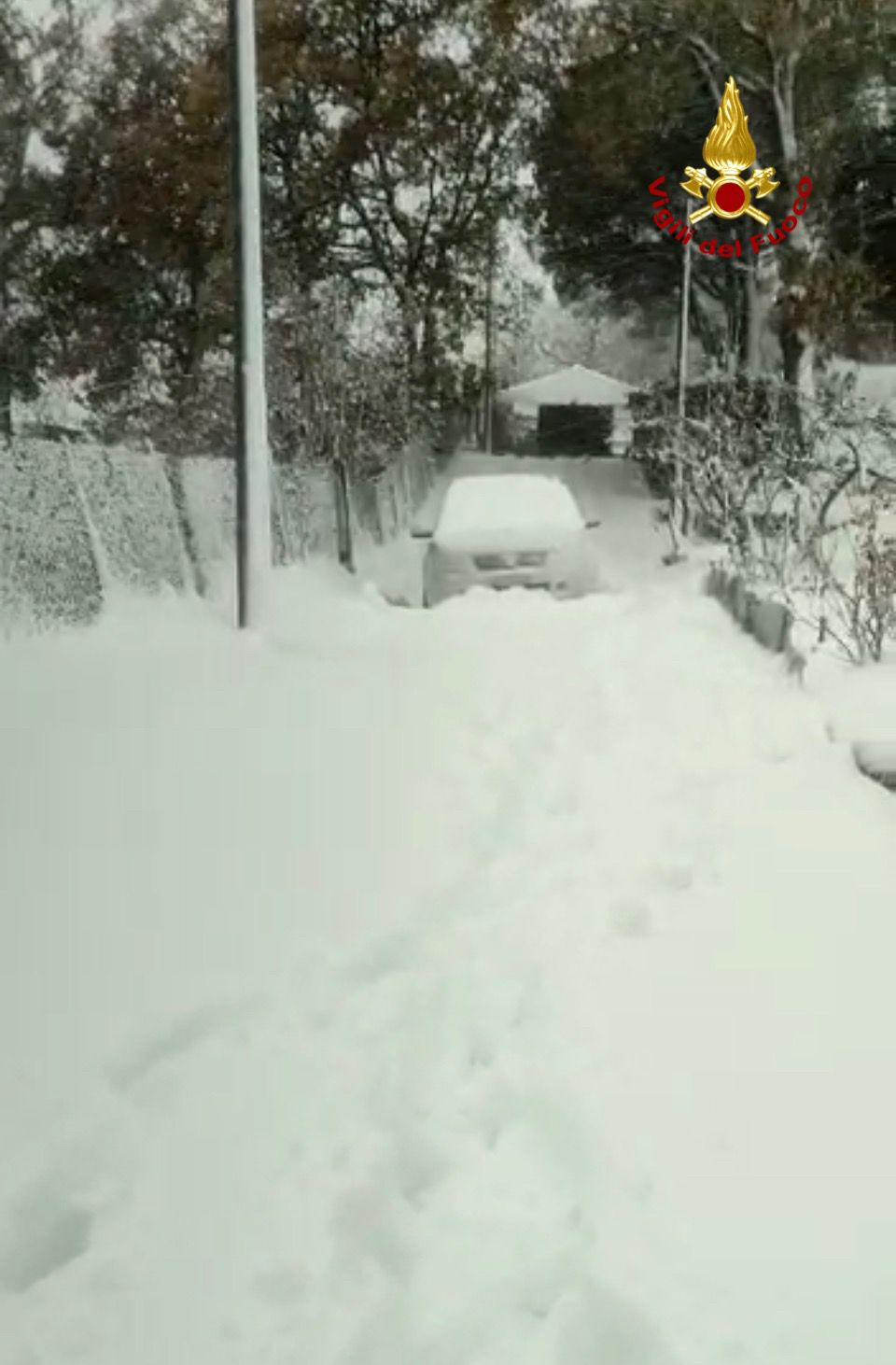 FORTE NEVICATA IN CORSO SULL'ETNA: FAMIGLIE E AUTOMOBILISTI BLOCCATI E SALVATI