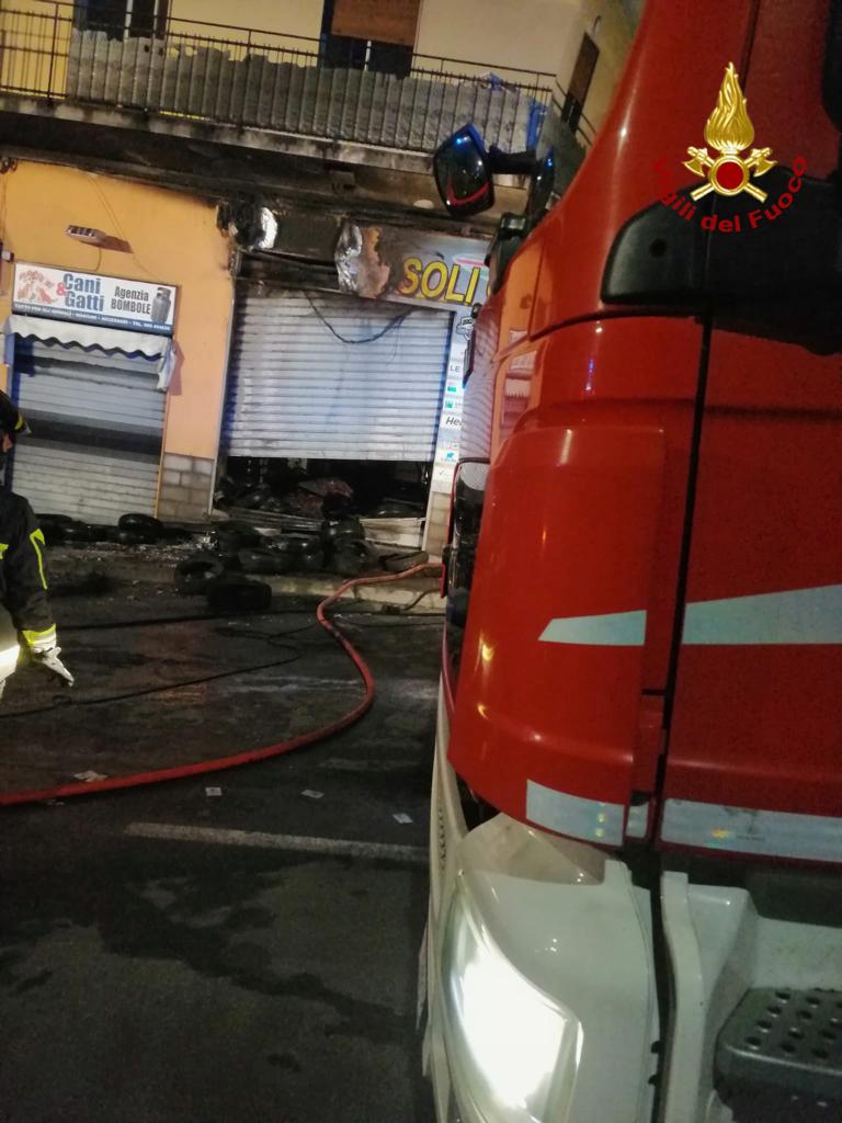 INCENDIO IERI SERA IN UN’OFFICINA DI PNEUMATICI DI CATANIA. EVACUATI DIVERSI APPARTAMENTI