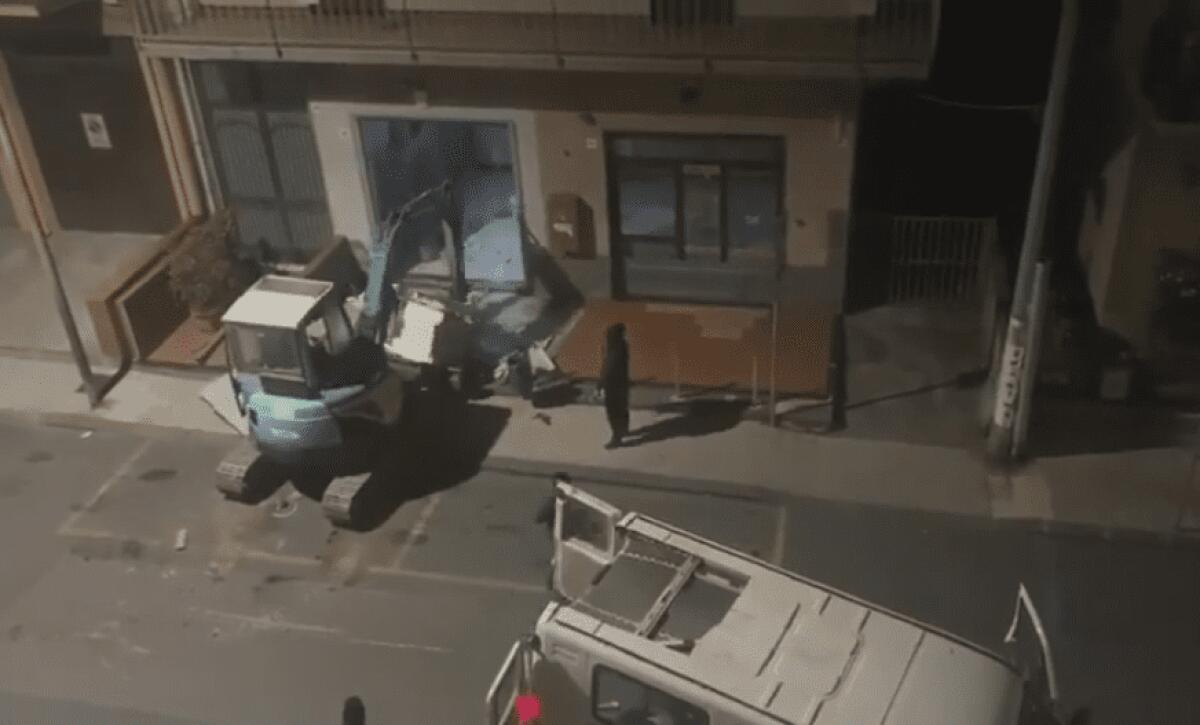 COMMANDO NELLA NOTTE ASSALTA L'UFFICIO POSTALE DI VALVERDE CON L'ESCAVATORE . IL VIDEO - 